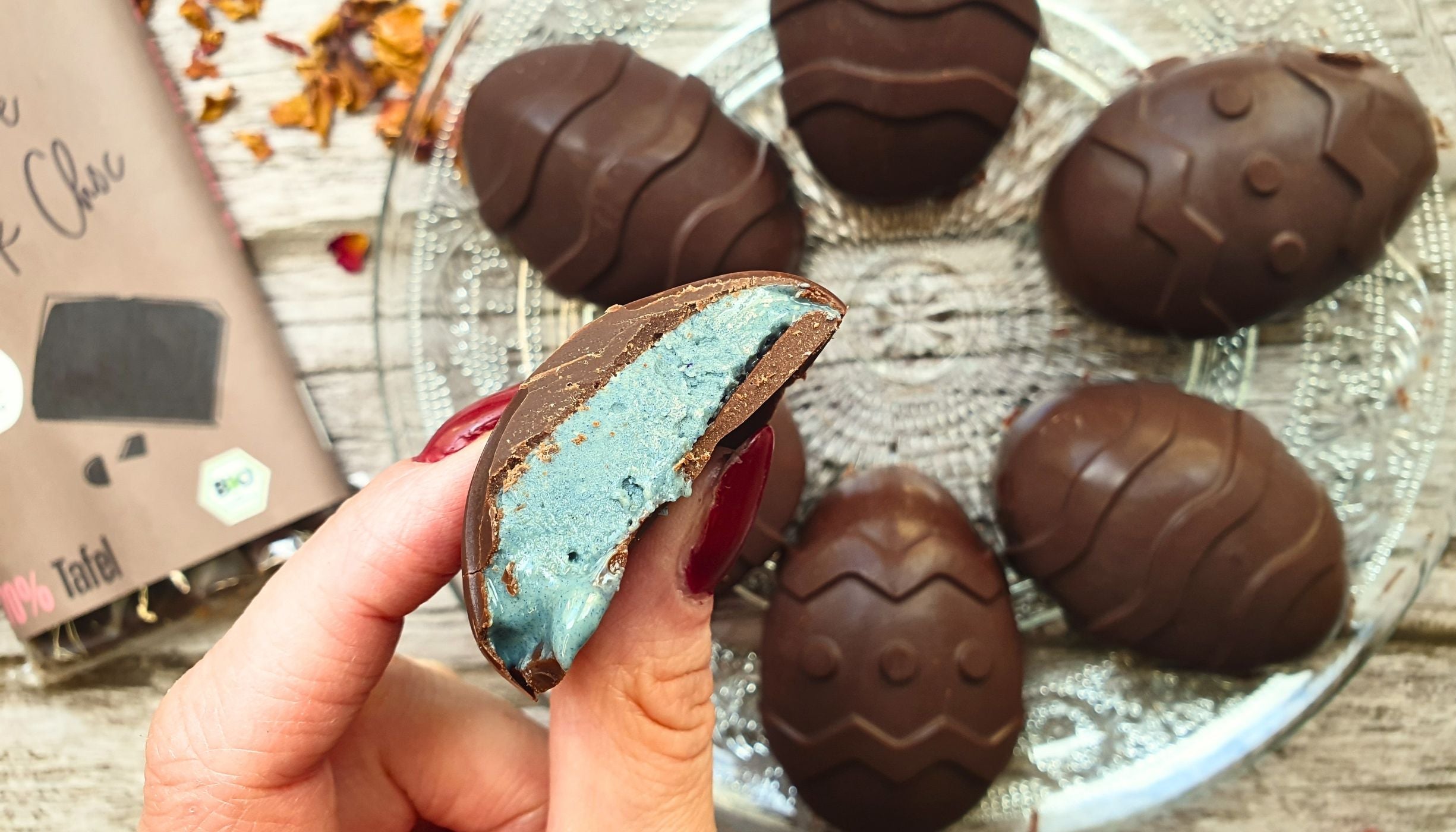 Schoko-Ostereier mit bunter Füllung