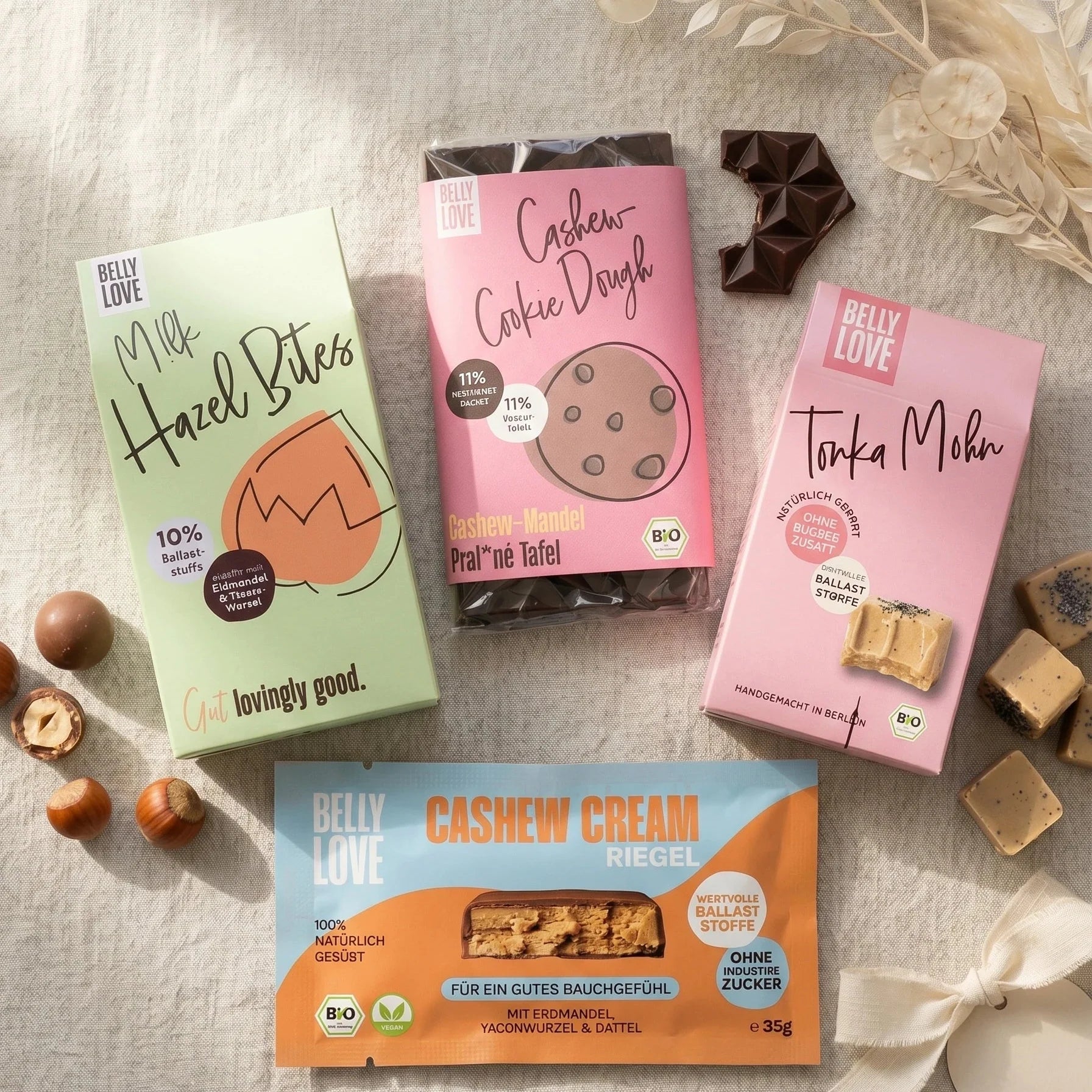 Verschiedene Belly Love Produkte auf Tischdecke, appetitlich, Riegel, Tafel