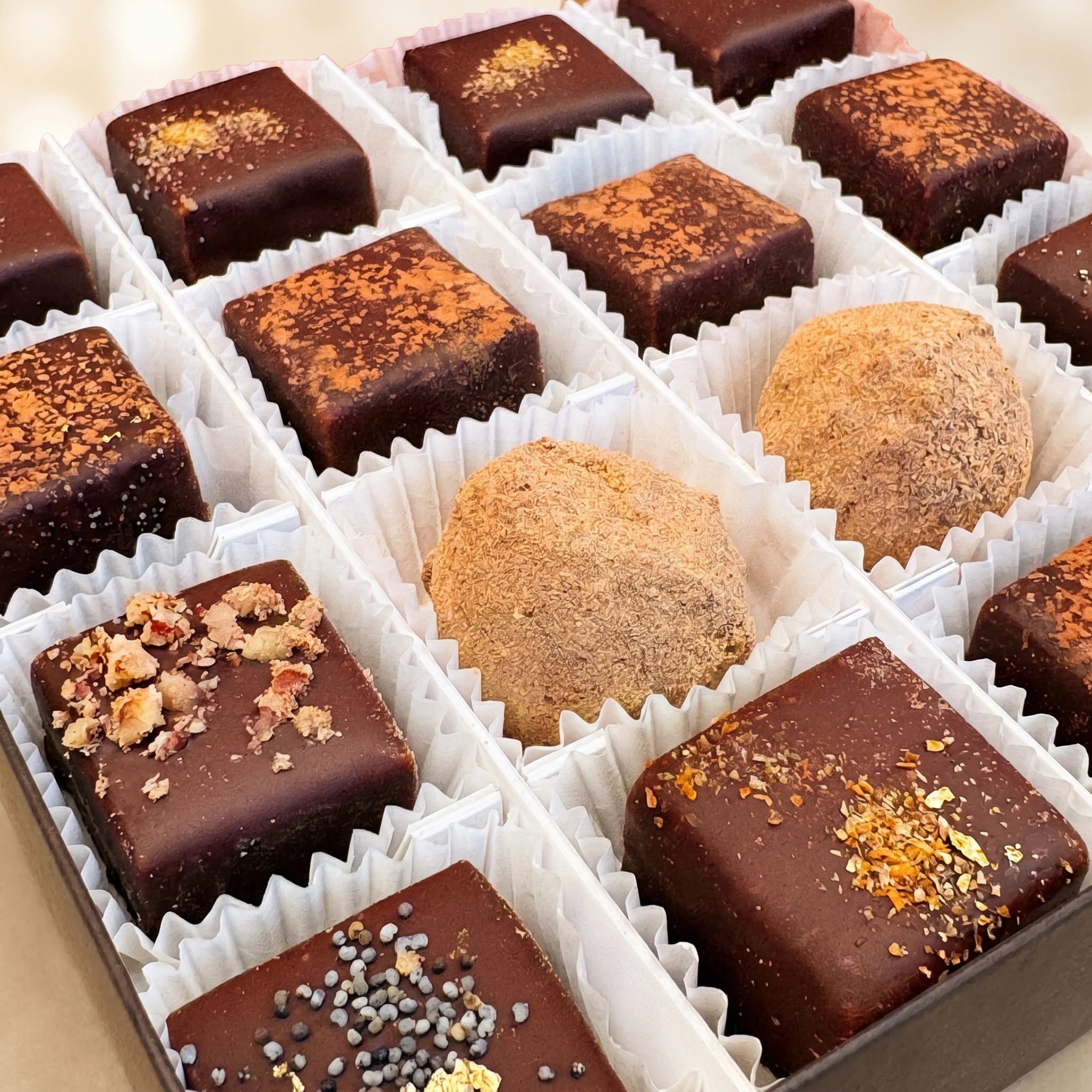 Belly Love 24er Selektion – Nahaufnahme verschiedener Praliné-Sorten, ohne Industriezucker