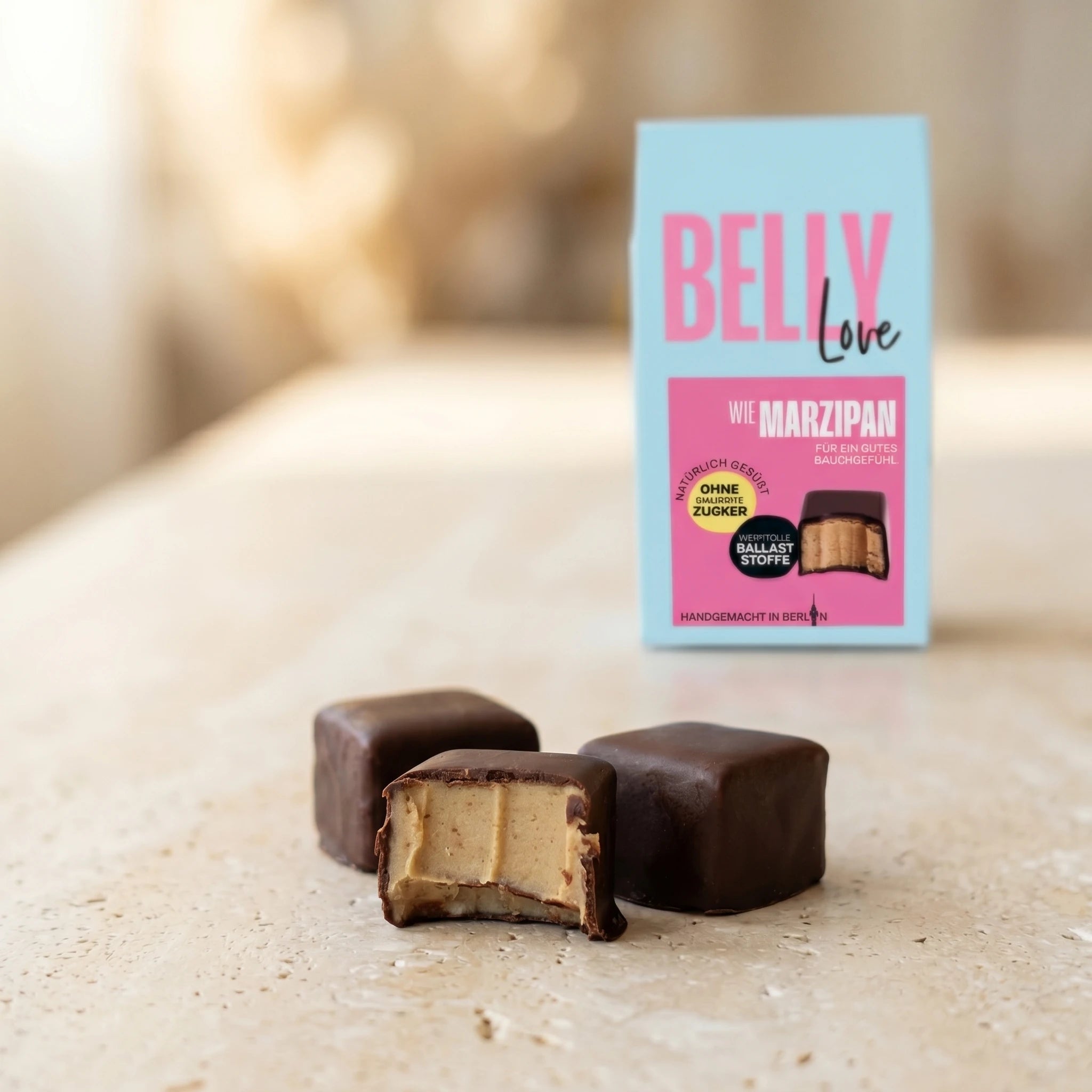 Belly Love Wie Marzipan – Pralinés auf Marmor, Verpackung bokeh, ohne Industriezucker