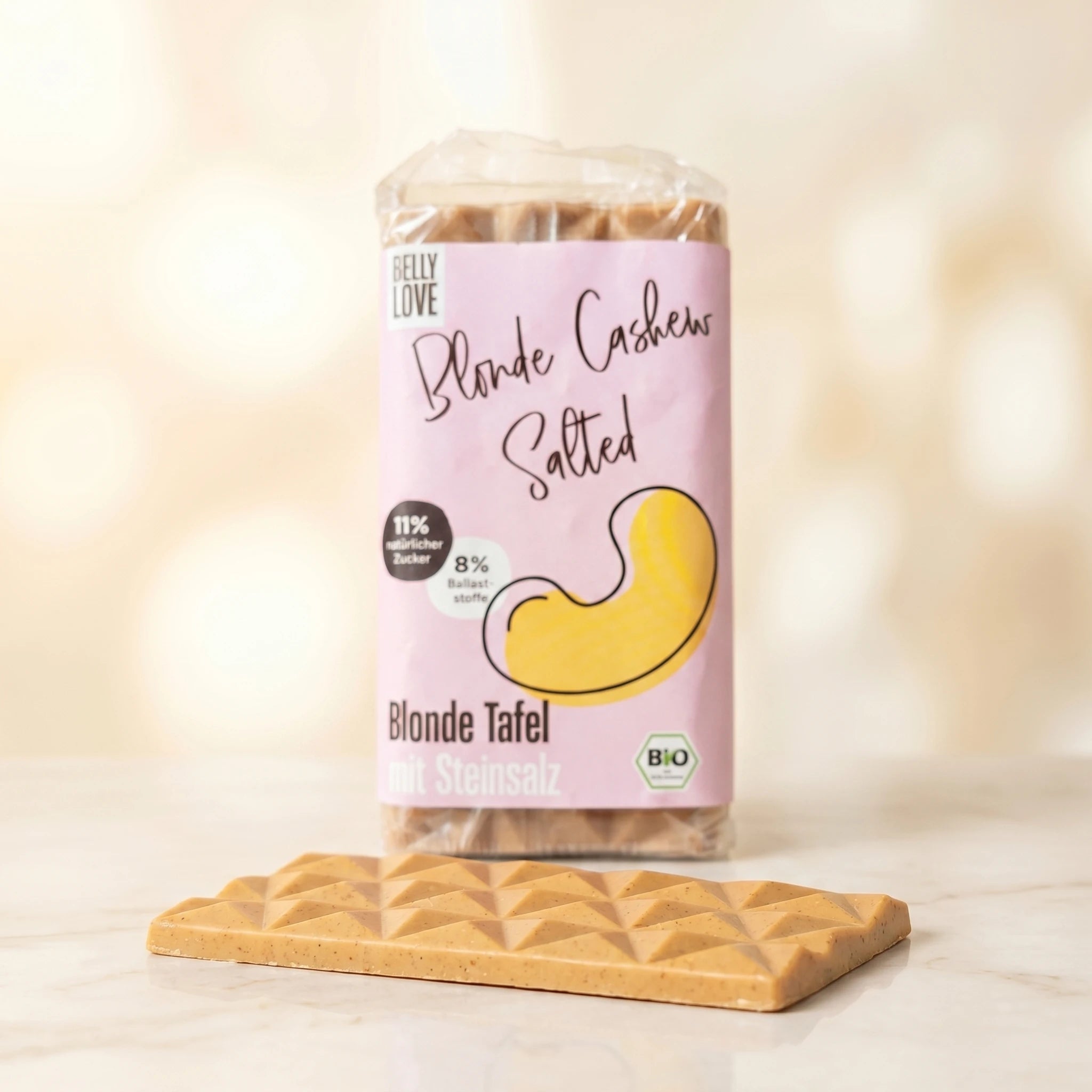 Belly Love Blonde Cashew Salted Tafel auf Marmor mit Salzkristallen, industriezuckerfrei