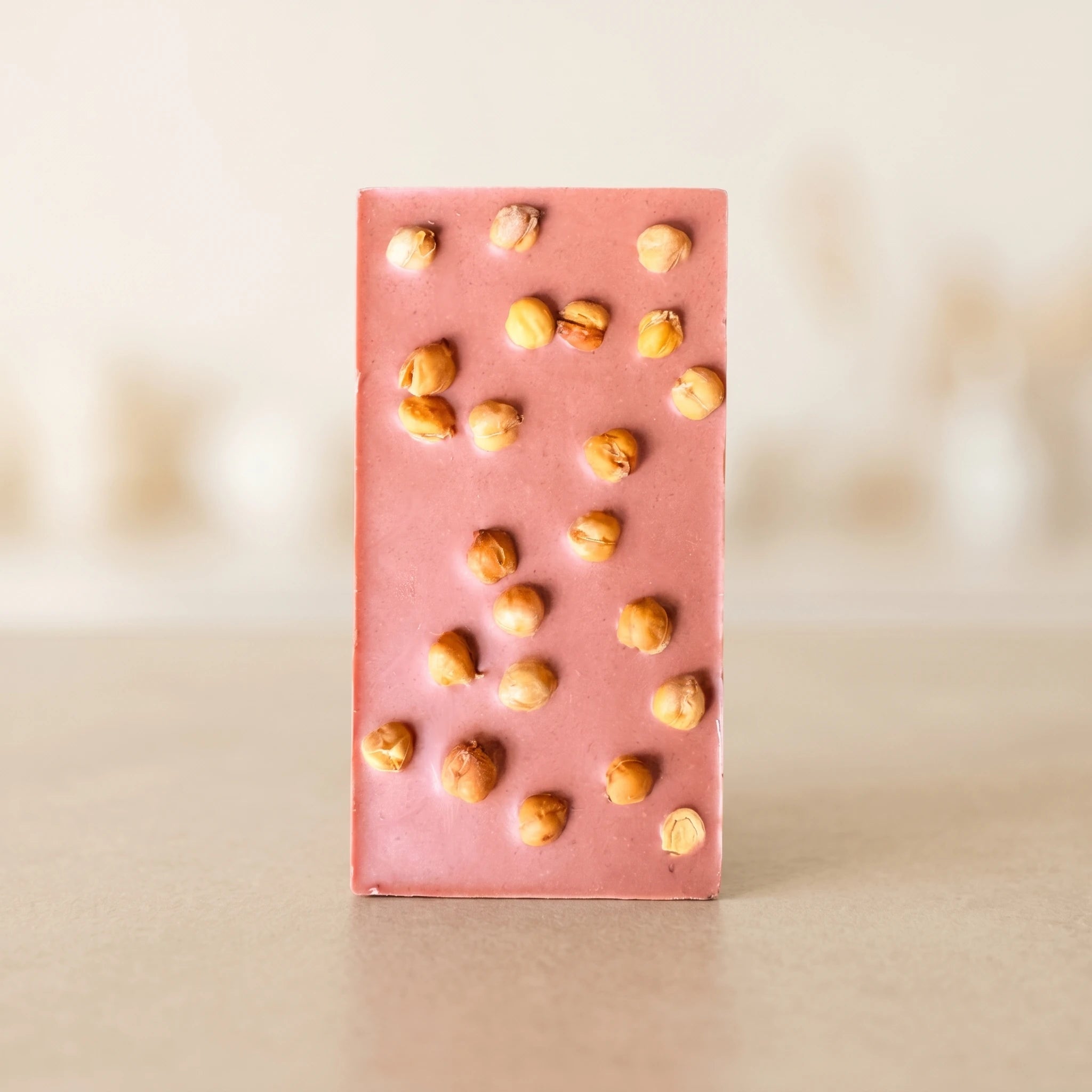Belly Love Crunchy Strawberry – Close-up rosa Tafel mit Cashews, industriezuckerfrei, bio