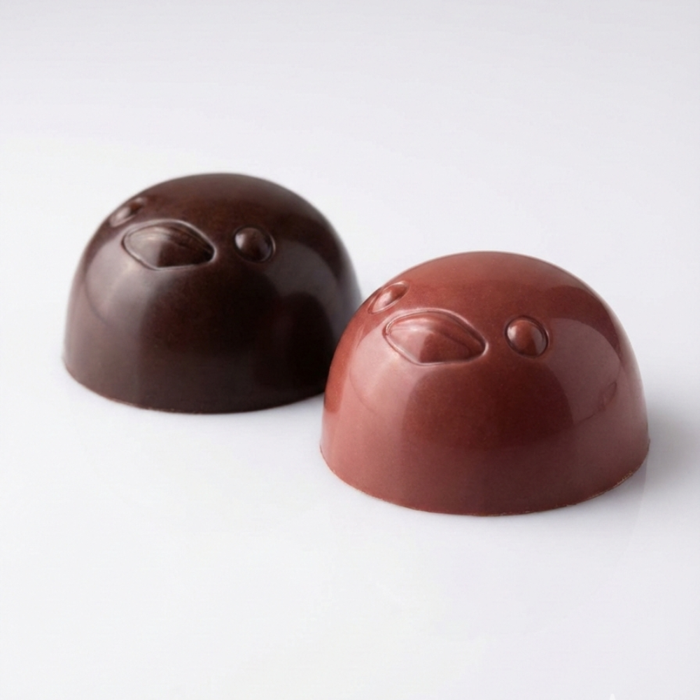 Zwei Osterküken in unserer Alternative zu weißer Schokolade mit Himbeere und Blaubeere. Vegan, bio, ohne Industriezucker.