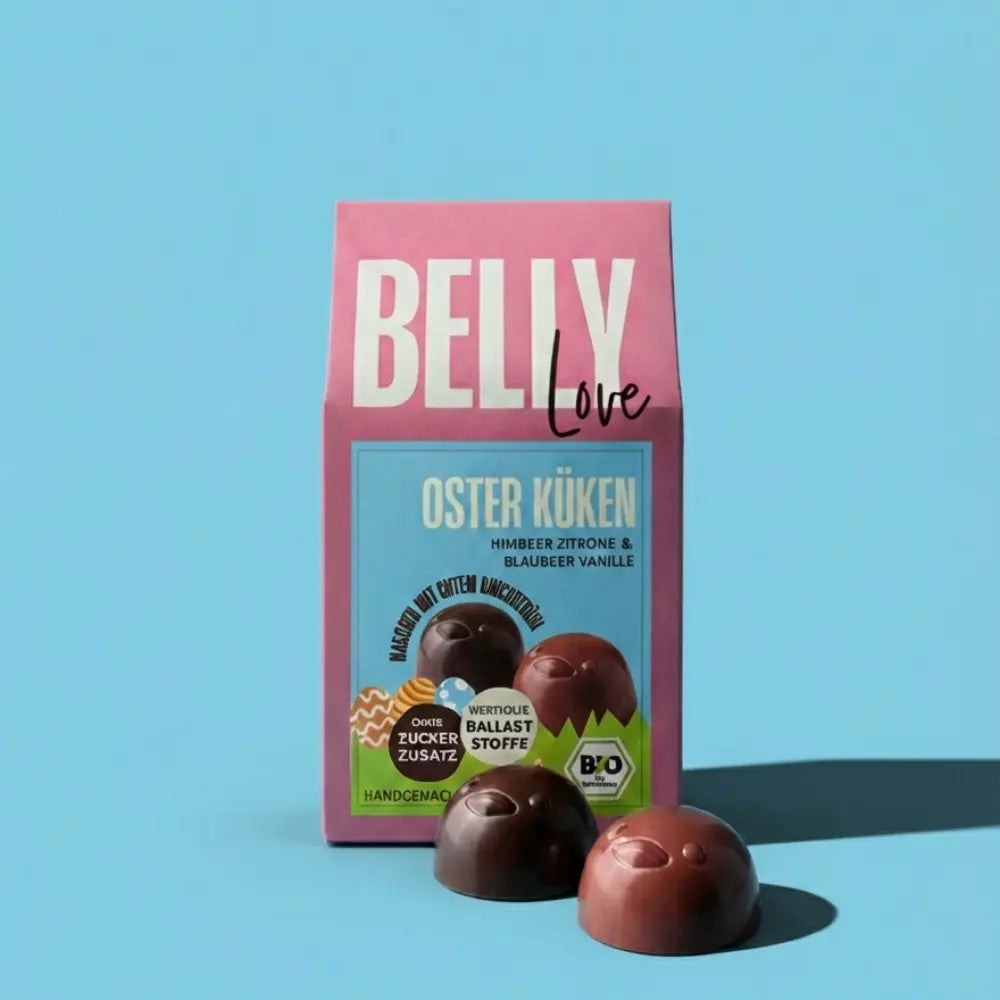 Osterküken aus unserer Alternative zu weißer Schokolade mit Frucht in zwei Sorten: Himbeer-Zitrone und Blaubeer-Vanille. Ohne Zuckerzusatz, ballaststoffreich, vegan, bio.