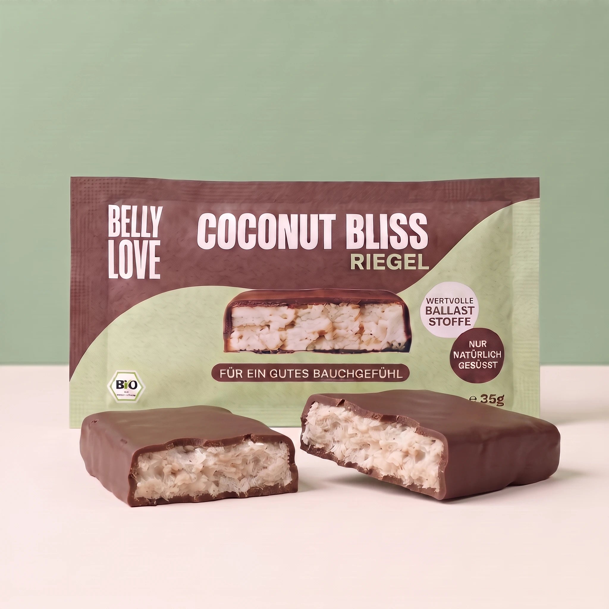 Coconut Bliss Riegel aufgeschnitten von Belly Love mit Verpackung. Industriezuckerfrei, ballaststoffreich, bio und vegan
