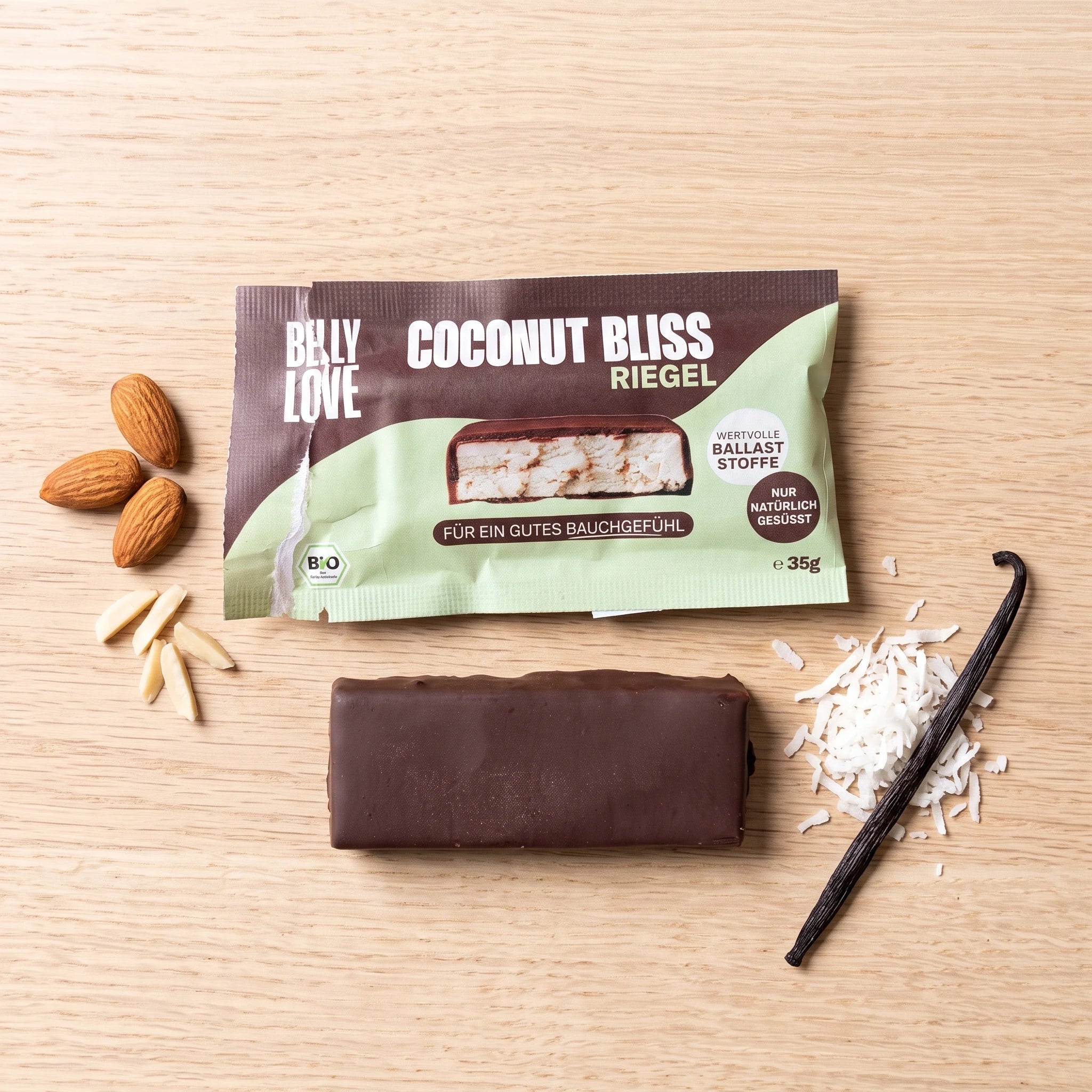 Riegel Coconut Bliss mit Verpackung und einzelnen Zutaten
