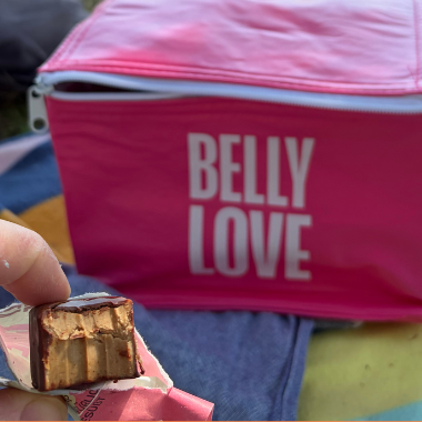 Kühltasche auf Picknickdecke von Belly Love mit Praline davor