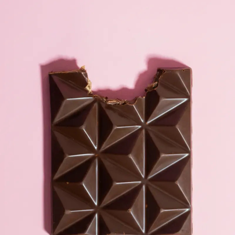 Belly Love Cashew Cookie Dough Tafel – dunkle Bio-Schokolade mit Cashew-Mandel-Füllung, clean label und indsutriezuckerfrei.