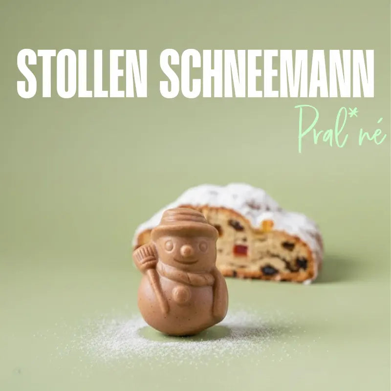 Stollen Schneemann Praline von Belly Love vor klassischem Weihnachtsstollen – natürliche Zutaten und sanfte winterliche Süße.
