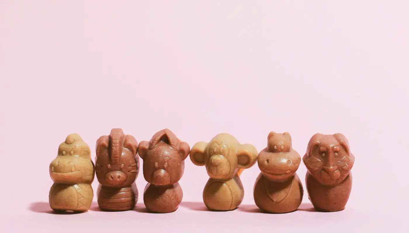 6 Schokotiere in unterschiedlichen Sorten als Tierische Freunde vor einem hellen Hintergrund