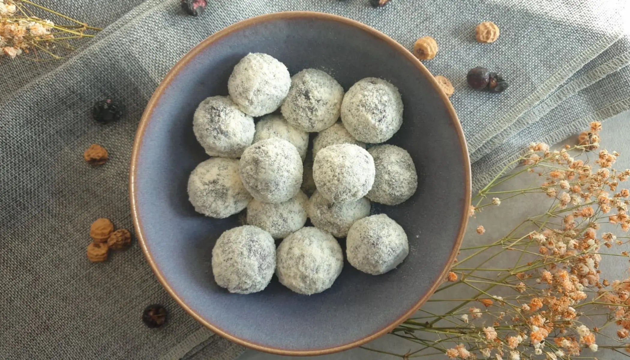 Vegane Blueberry Bliss Balls ohne Datteln – fruchtige Energy Balls mit Blaubeeren, natürlich gesüßt, ballaststoffreich und ohne Industriezucker.