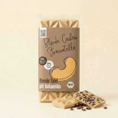 Belly Love Blonde Cashew Stracciatella Verpackung mit Tafelstücken – blonde Schokolade mit Kakaonibs, bio und industriezuckerfrei