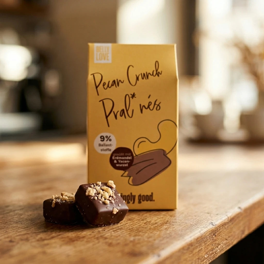 Belly Love Pecan Crunch Pralinés im Café – dunkle Schokoladenpralinés mit goldenen Pecans, bio-zertifizierter Genuss für unterwegs