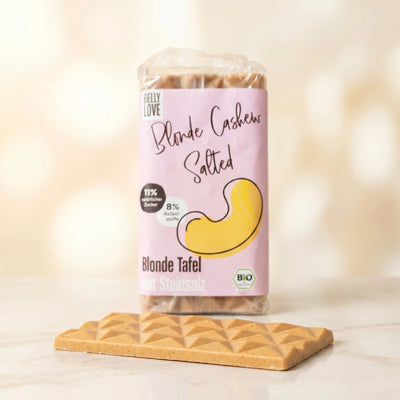 Belly Love Blonde Cashew Salted Tafel auf Marmor mit Salzkristallen, industriezuckerfrei