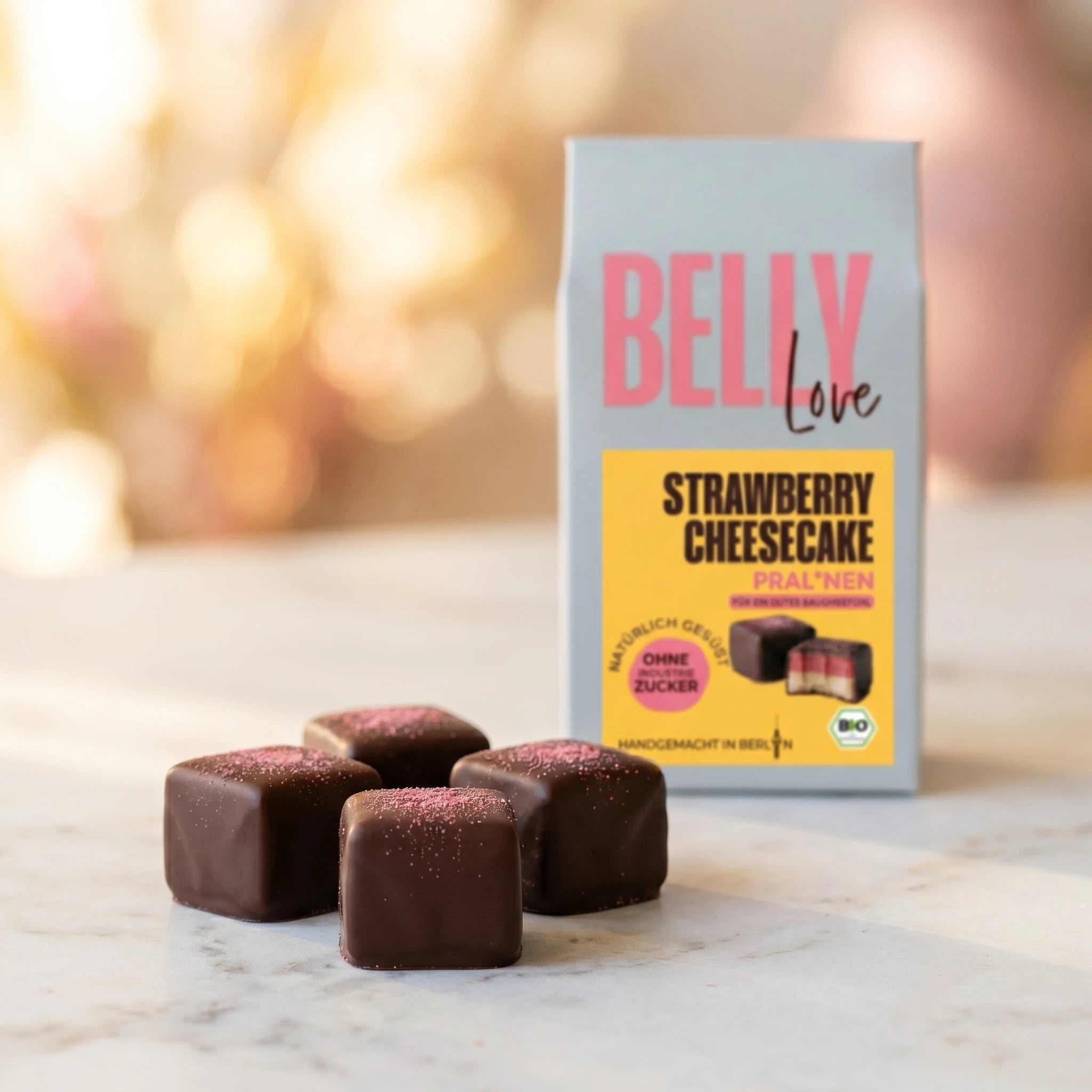 Belly Love Strawberry Cheesecake Pral*nen auf Marmor – Lifestyle, industriezuckerfrei