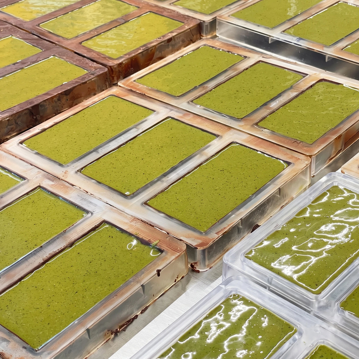 Belly Love Creamy Pumpkin Seed – Produktion, frisch gegossene Tafeln mit Kürbiskernfüllung