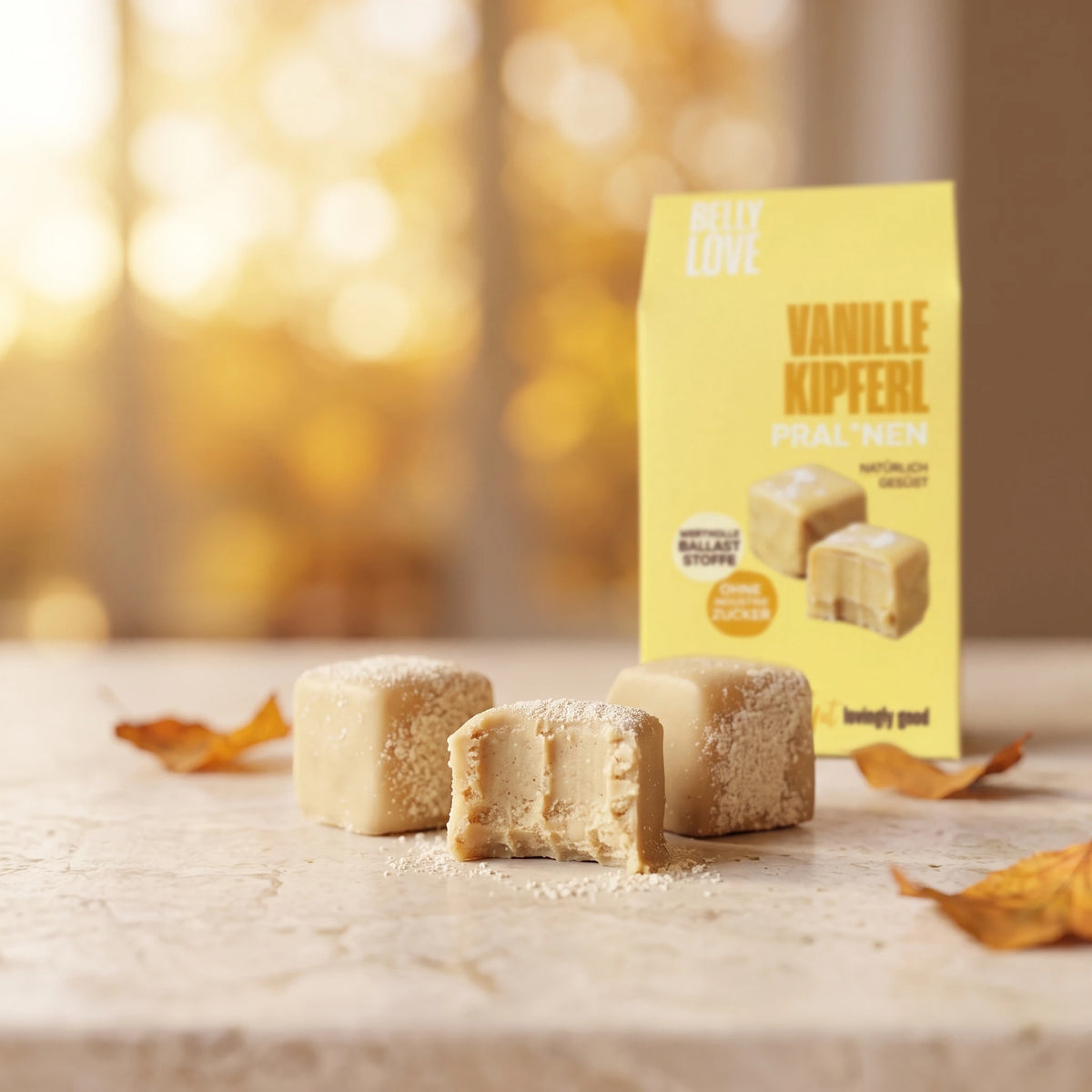 Belly Love Vanille Kipferl Pral*nen – herbstliche Lifestyle-Szene mit Verpackung
