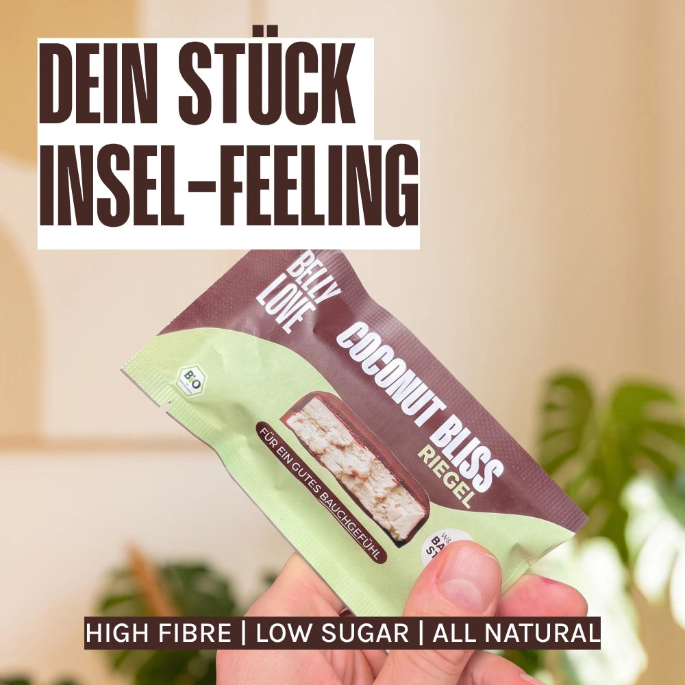 Coconut Bliss Bio Kokos Riegel in Hand | Dein Stück Insel-Feeling