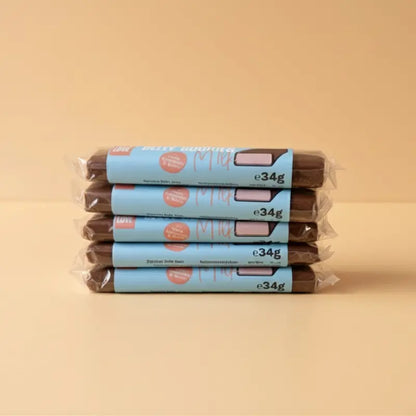 Fünf Belly Love Belly Buddies M!lk Riegel im Stapel – clean label, bio, ballaststoffreich und mit cremiger Cashewfüllung.