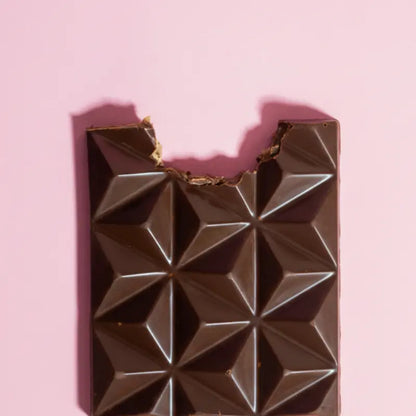 Belly Love Cashew Cookie Dough Tafel – dunkle Bio-Schokolade mit Cashew-Mandel-Füllung, clean label und indsutriezuckerfrei.