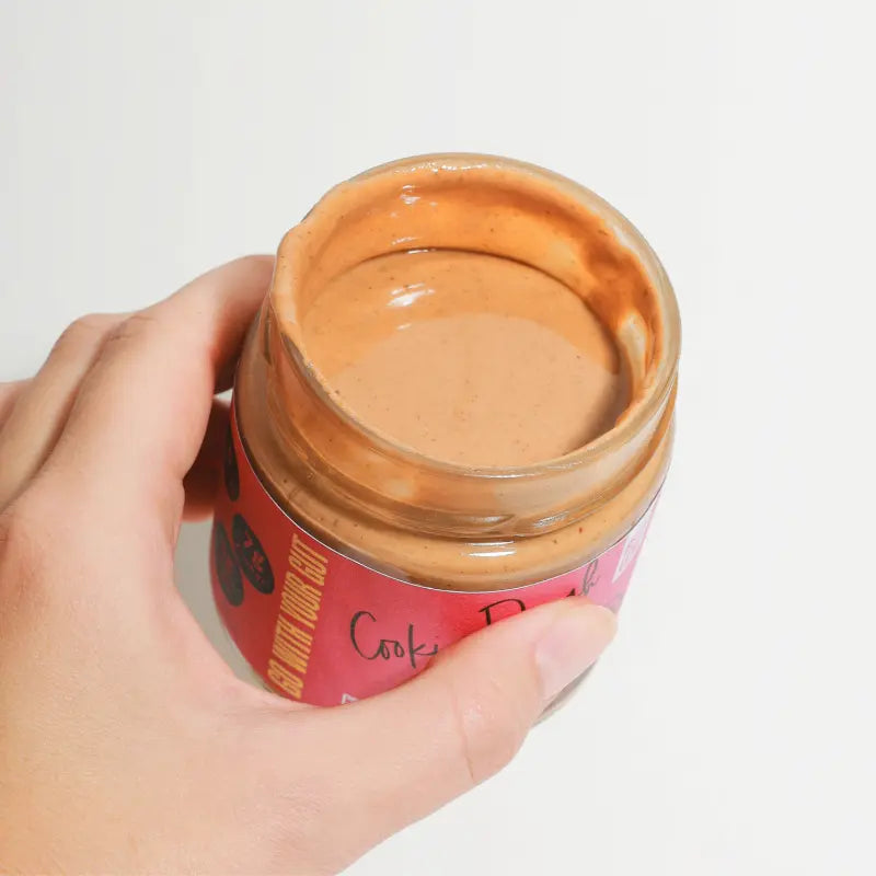 Offenes Glas Belly Love Cookie Dough Spread – cremiger Cashew-Mandel-Aufstrich mit Bourbon Vanille und Yacon.