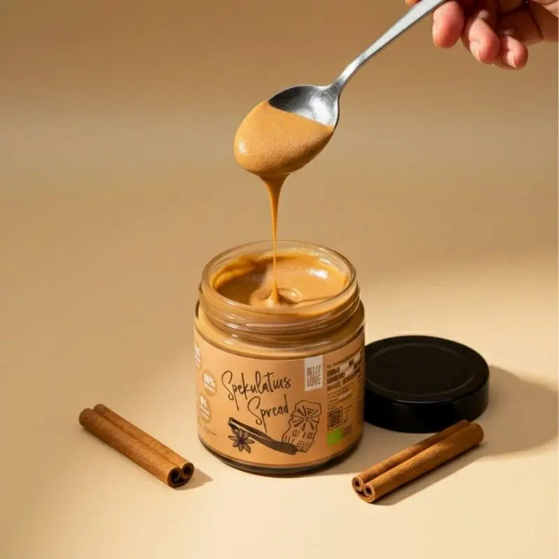 Cremiger Spekulatius-Aufstrich von Belly Love – clean, zuckerfrei und reich an Ballaststoffen, verführerisch streichzart und natürlich gesüßt mit Erdmandeln, Yaconwurzel und Datteln. Perfekt für bewussten Genuss ohne Reue.